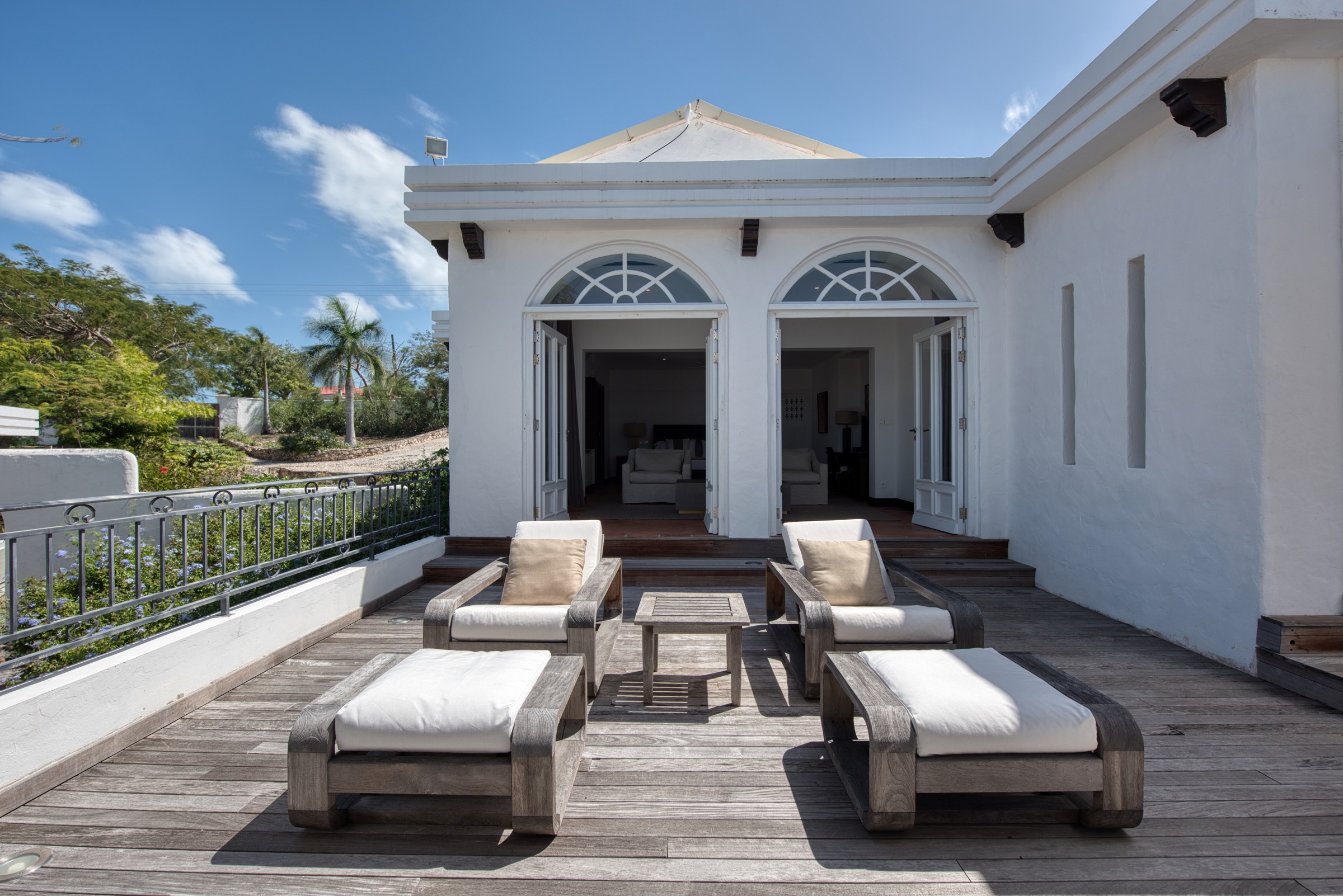 Hacienda — terrasse et façade