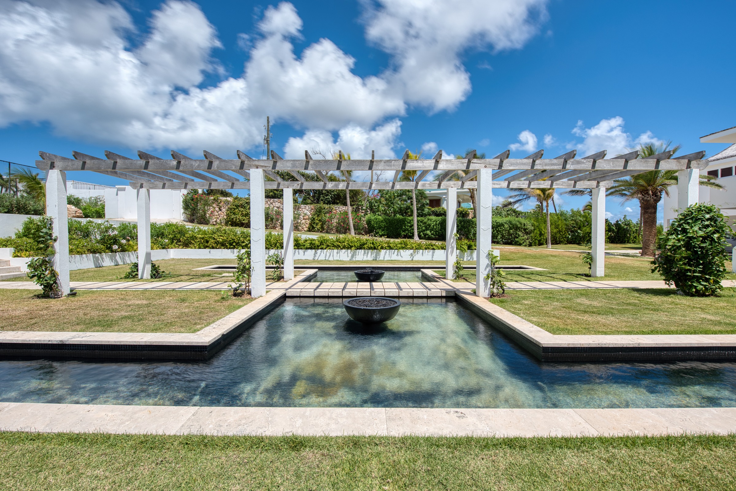 La Blue · Anguilla — pergola et jardins