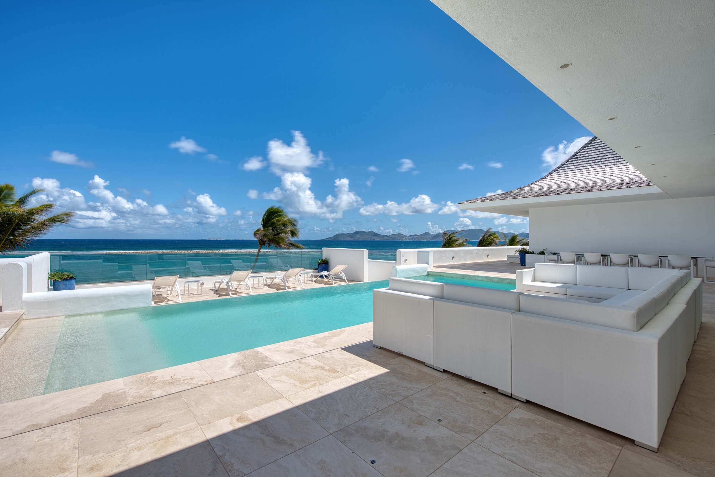 La Blue · Anguilla — terrasse et piscine face à la mer