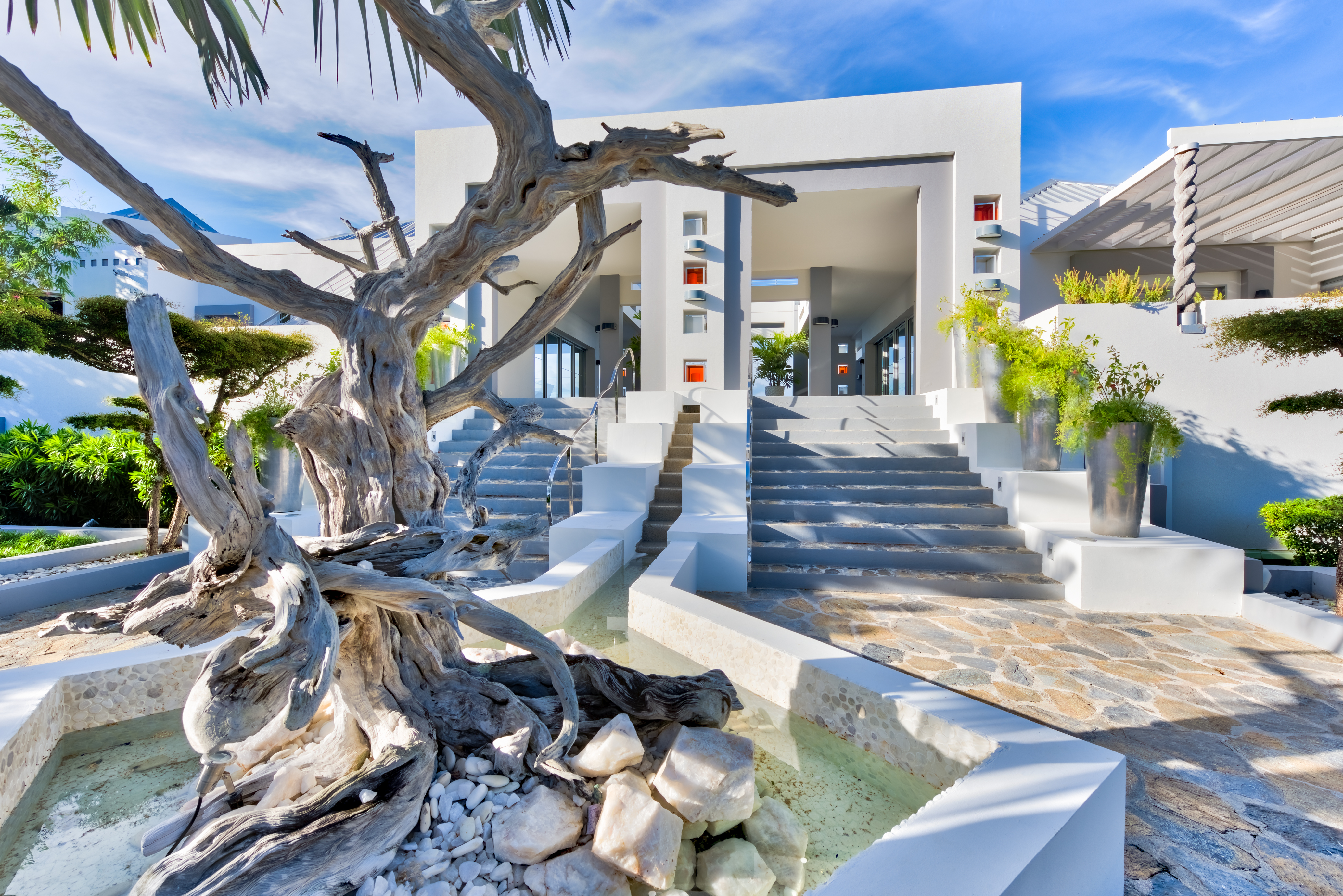 Le Rêve — entrée sculpturale de la villa