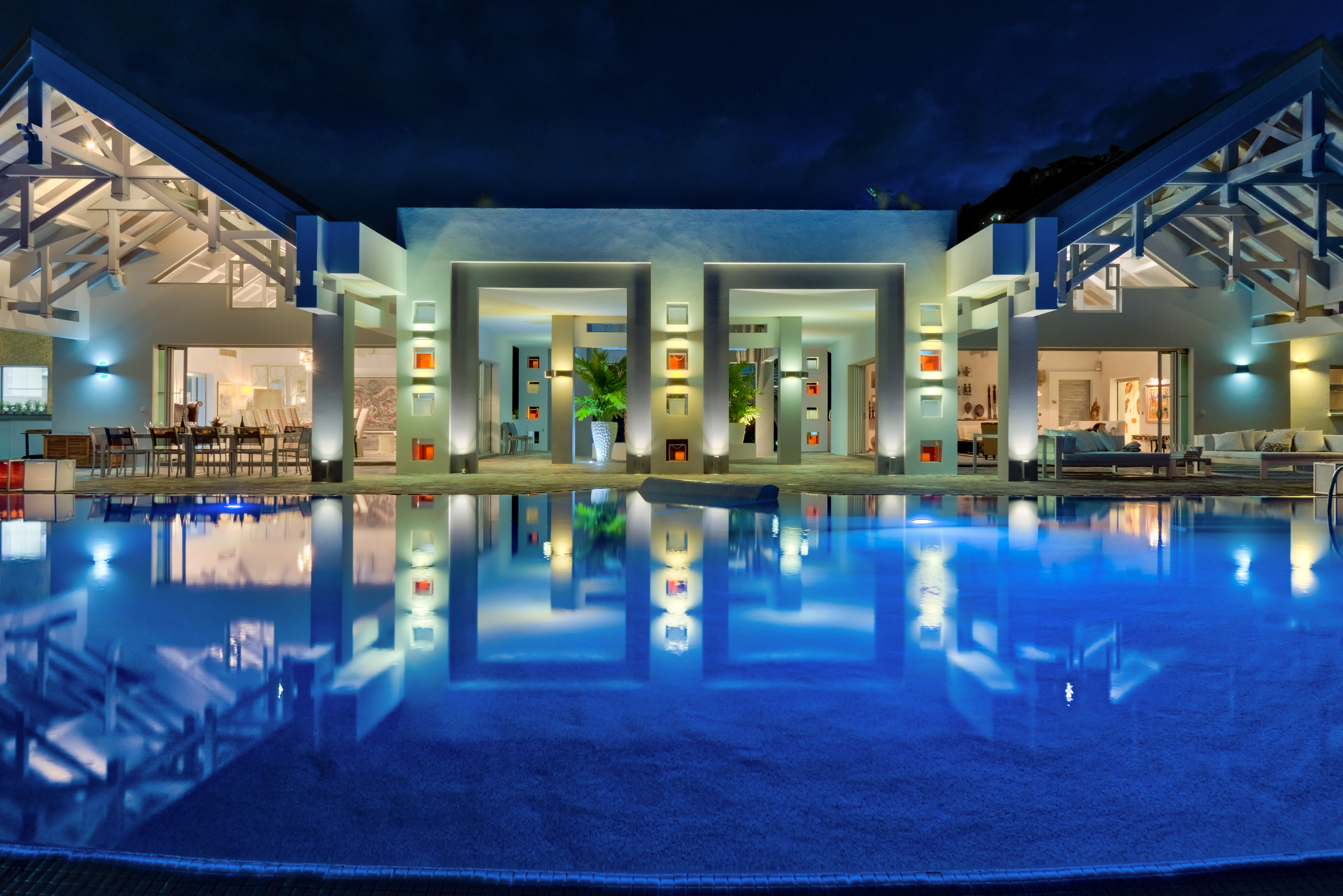 Le Rêve — villa et piscine illuminées de nuit