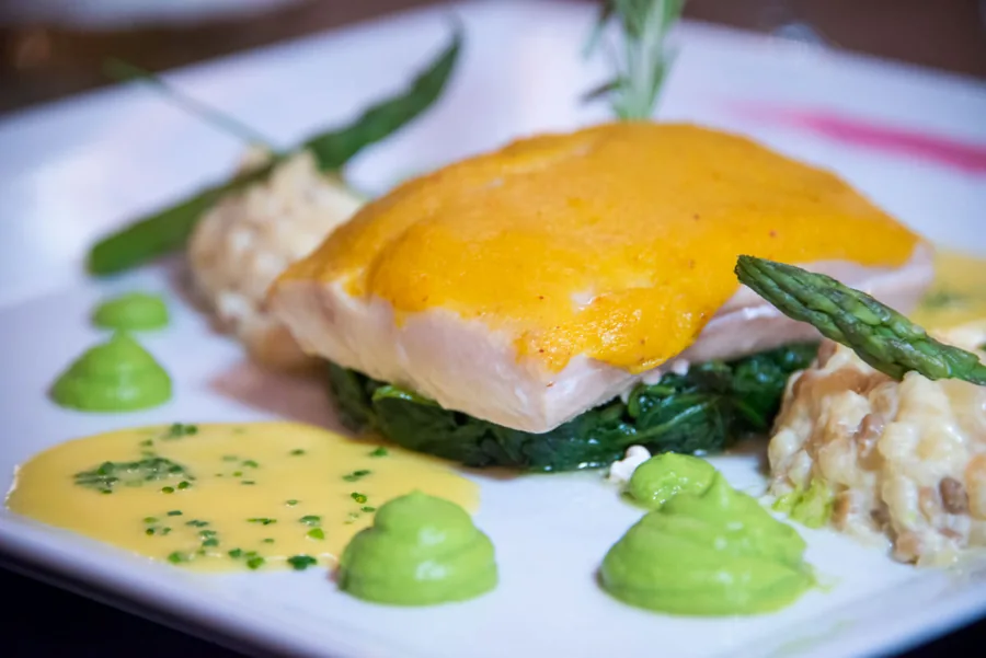 Poisson, sauce mangue, asperge verte