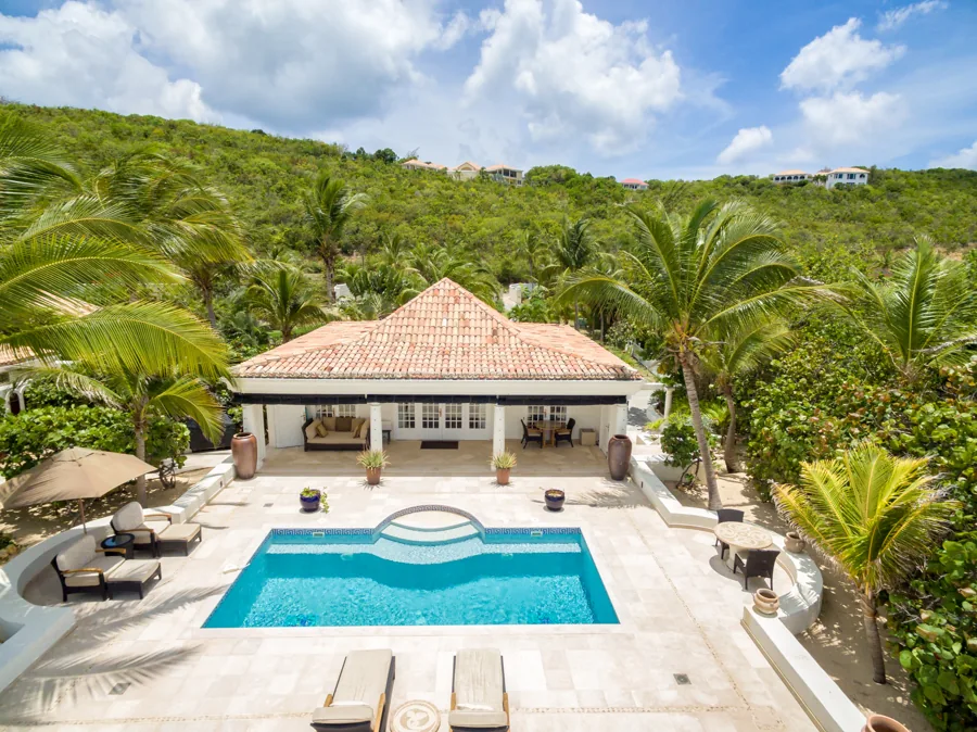 Les Palmiers — piscine et terrasse ombragée
