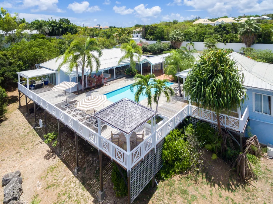 Jacaranda — villa sur pilotis, palmiers