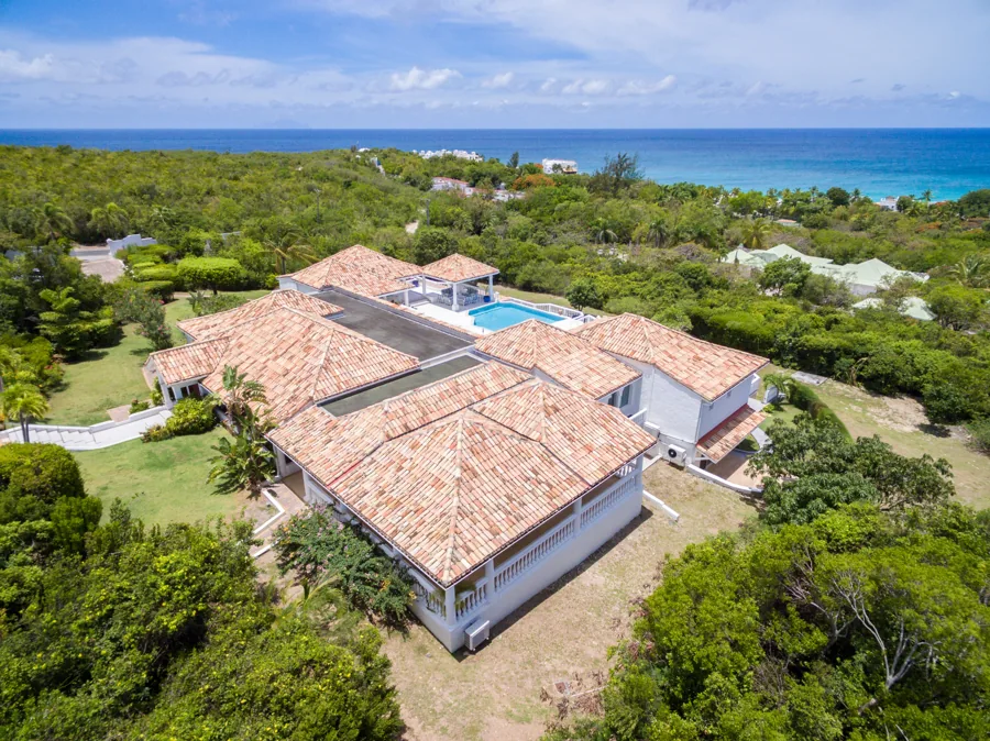 Bella Casa — toiture traditionnelle, jardin