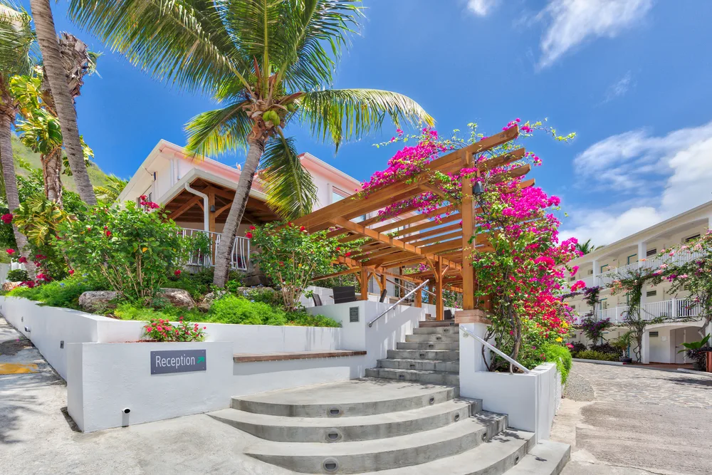 Grand Case Beach Club — entrée et jardin tropical