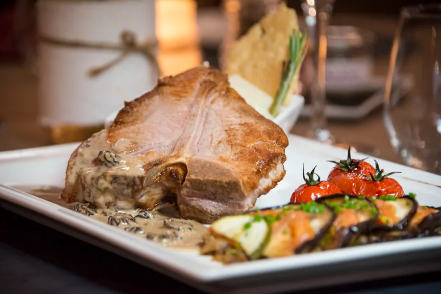 Côte de porc rôtie, légumes grillés