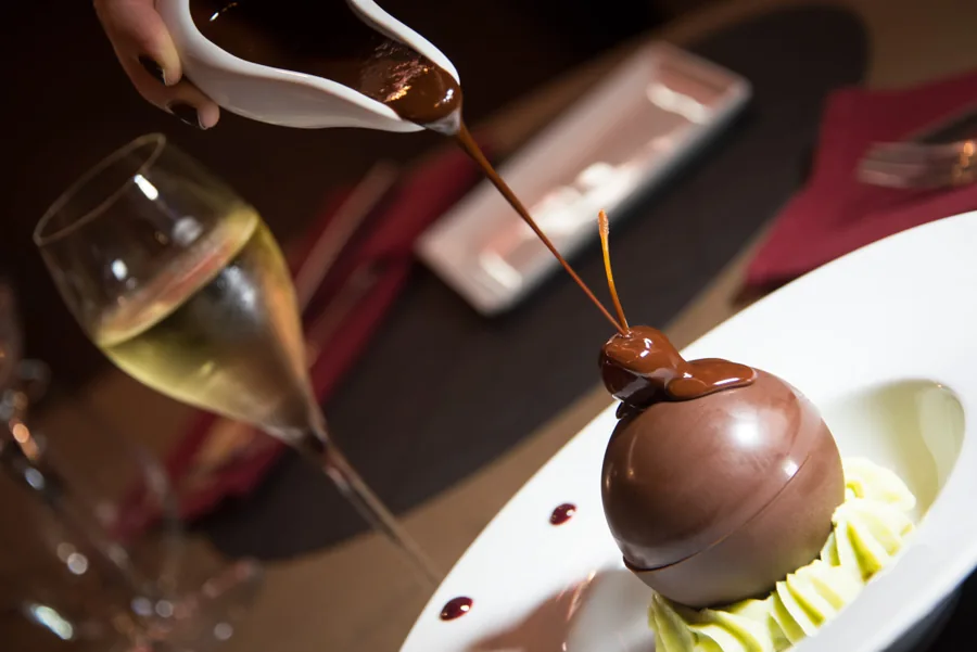 Dessert chocolat, quenelle et coulis