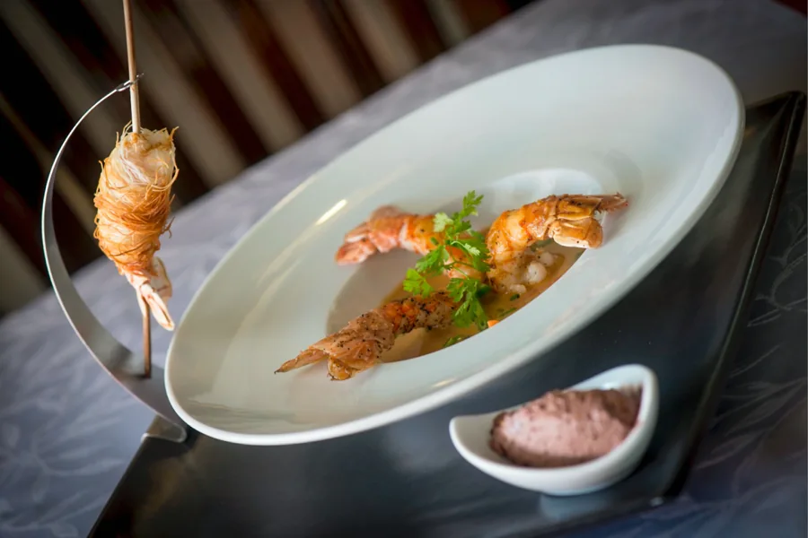 Le Pressoir — gambas grillées, bouillon parfumé
