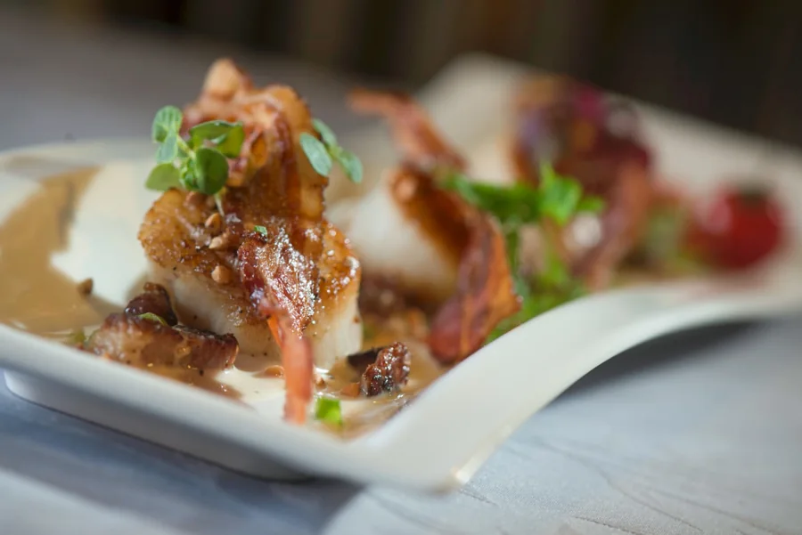 Le Pressoir — Saint-Jacques, chips de lard, noisettes