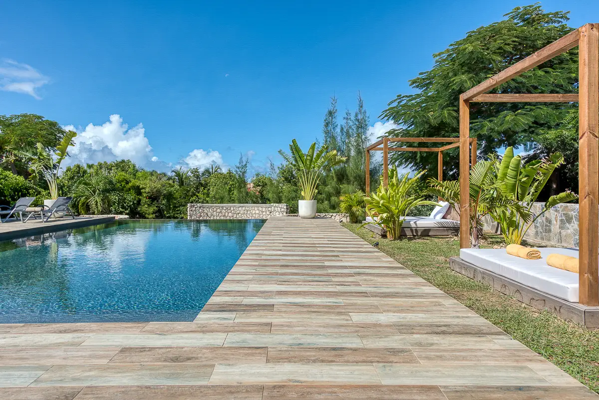 Piscine à débordement, terrasse bois
