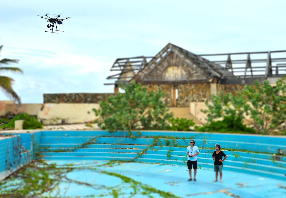 Premier vol drone au-dessus d'une ancienne piscine d'hôtel, Saint-Martin