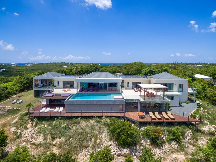 Amandara — villa et piscine, terrasse bois
