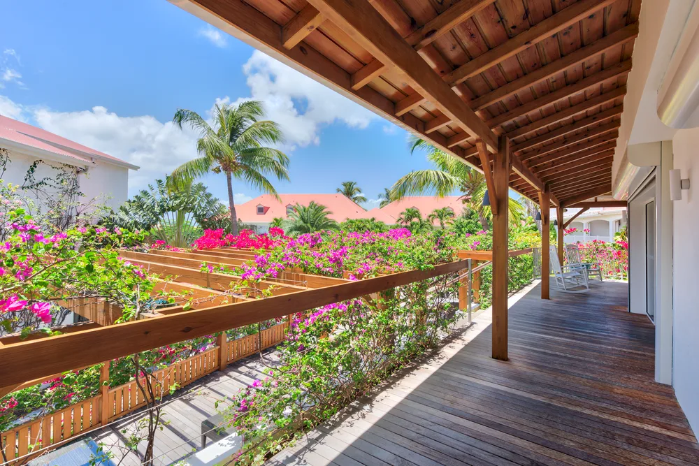 Grand Case Beach Club — galerie couverte, bougainvillées
