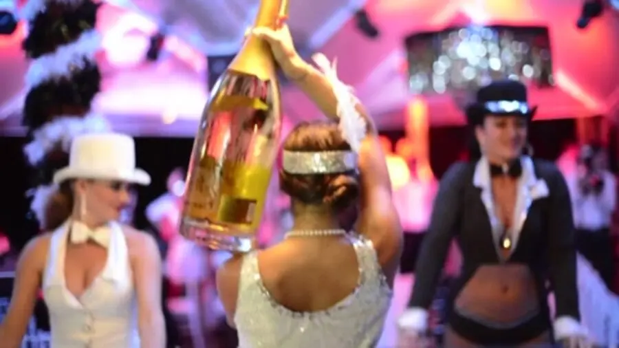 Nikki Beach — service et champagne, minuit